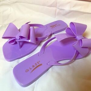 Lilac shiny flip flop with bow